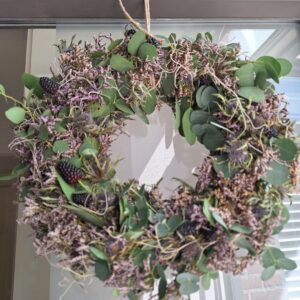 Krans met Limonium en Eucalyptus kunstbramen