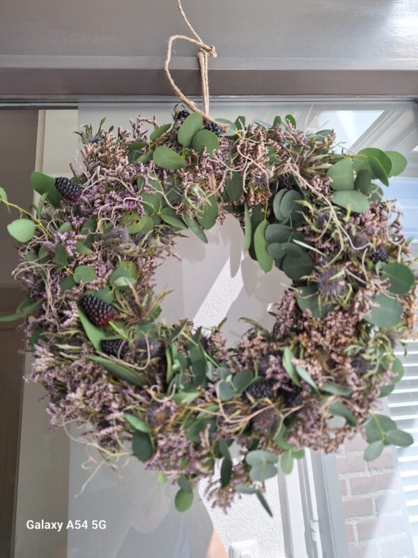 Krans met Limonium en Eucalyptus kunstbramen