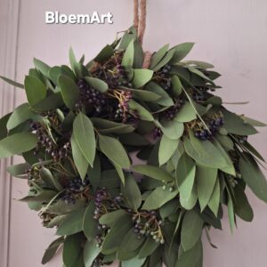Eucalyptus met Viburnum bes groenkrans ca 30 cm