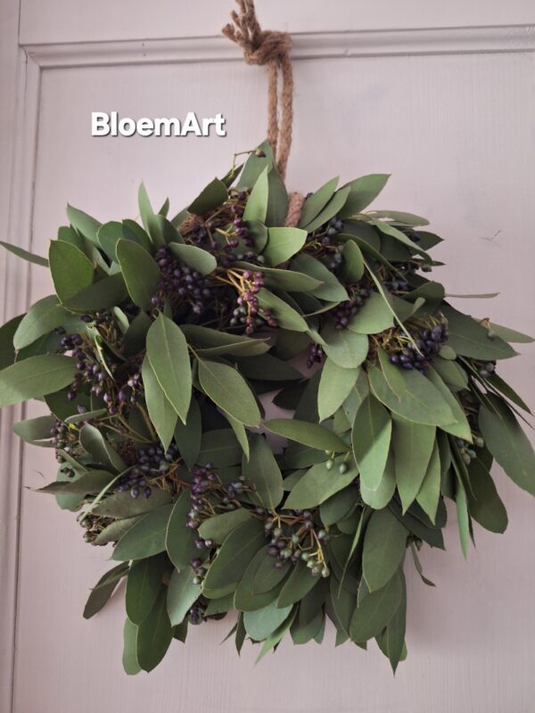 Eucalyptus met Viburnum bes groenkrans ca 30 cm