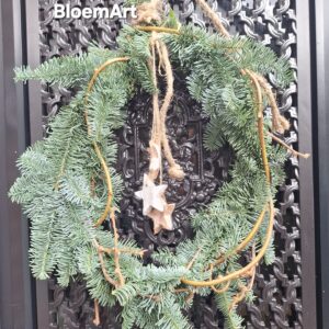 6 a DIY kersthanger met 3 houten kerststerren