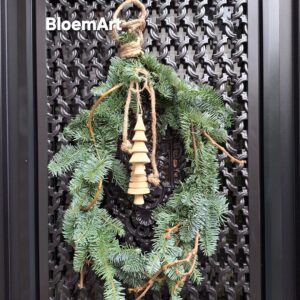 11 f Kersthanger met 2 houten kerstboompjes 50x30