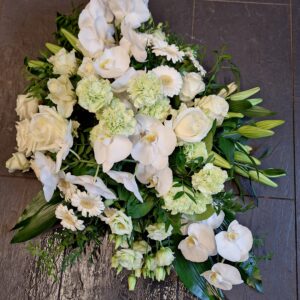 Rouwtak gegroepeerd met witte Phalenopsis