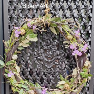 Deur voorjaarskrans met vleugje lila ( ook als DIY)